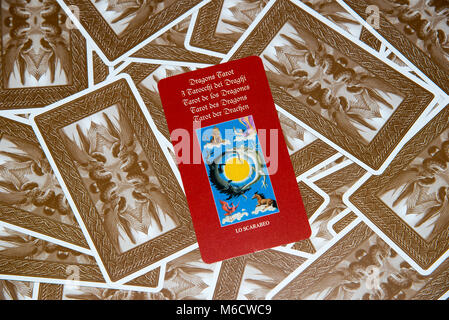 Moskau, Russland - 18. Februar 2018: Tarot Karte. Dragon tarot Deck. Esoterische geheimnisvollen Hintergrund im gotischen Stil Stockfoto