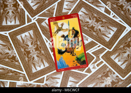 Moskau, Russland - 18. Februar 2018: Tarot Karte der Narr. Dragon tarot Deck. Esoterische geheimnisvollen Hintergrund im gotischen Stil Stockfoto