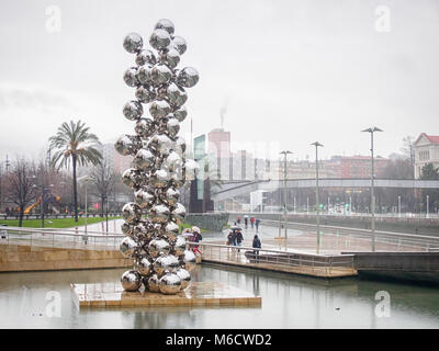 BILBAO, SPANIEN - 11. FEBRUAR 2018: Skulptur 'Big Tree', bestehend aus 80 Edelstahl spiegelkugeln von Anish Kapoor vor dem Guggenheim Mus Stockfoto