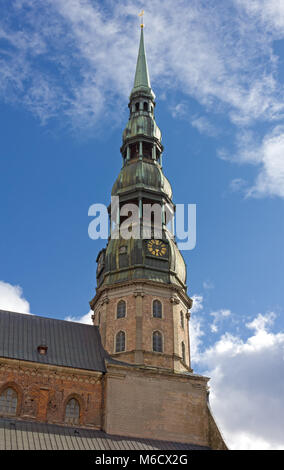 Blick auf den Glockenturm der Kirche St. Peter in Riga, Lettland Stockfoto