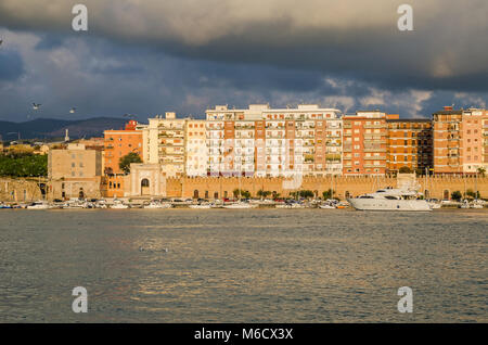 Civitavecchia, Italien - 5 November, 2015: Eine Ansicht von Civitavecchia, einem großen Kreuzfahrt- und Fährhafen, der auch als "Hafen von Rom" bekannt ist, von einem Pier der Harb Stockfoto