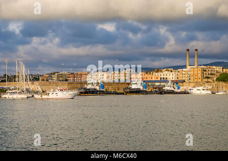 Civitavecchia, Italien - 5 November, 2015: Eine Ansicht von Civitavecchia, einem großen Kreuzfahrt- und Fährhafen, der auch als "Hafen von Rom" bekannt ist, von einem Pier der Harb Stockfoto