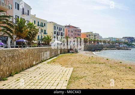 Civitavecchia, Italien, 28. Mai 2016: Eine Ansicht von Civitavecchia, einem großen Kreuzfahrt- und Fährhafen, auch bekannt als "Hafen von Rom', einen Strand und die Coa Stockfoto