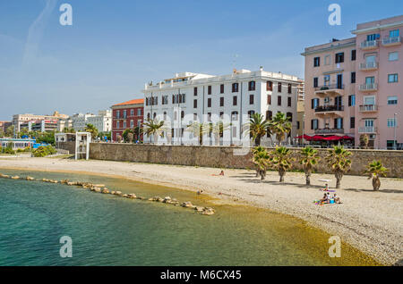 Civitavecchia, Italien, 28. Mai 2016: Eine Ansicht von Civitavecchia, einem großen Kreuzfahrt- und Fährhafen, auch bekannt als "Hafen von Rom', einen Strand und die Coa Stockfoto