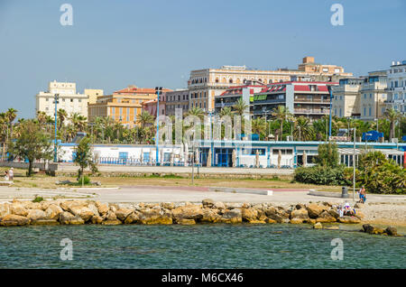 Civitavecchia, Italien, 28. Mai 2016: Eine Ansicht von Civitavecchia, einem großen Kreuzfahrt- und Fährhafen, auch bekannt als "Hafen von Rom', einen Strand und die Coa Stockfoto