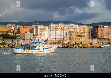 Civitavecchia, Italien - 5 November, 2015: Eine Ansicht von Civitavecchia, einem großen Kreuzfahrt- und Fährhafen, der auch als "Hafen von Rom" bekannt ist, von einem Pier der Harb Stockfoto