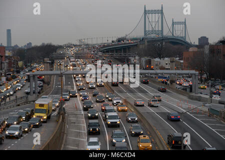 New York City, USA - 1. März 2018: Abend den Berufsverkehr am Queens-gebundener Fahrbahnen der Grand Central Parkway, die Robert F. Kennedy (Tri Stockfoto