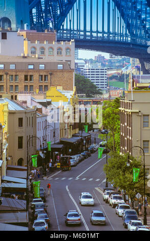 Das historische Viertel The Rocks in Sydney, Australien. Bild: George Street in den Felsen in Richtung Sydney Harbour Bridge. Stockfoto