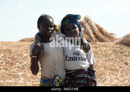 Zwei junge, ethnischen, indigenen Bozo Stamm Mädchen. Mali, Westafrika. Stockfoto