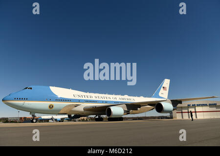Air Force One Taxis am North Carolina Air National Guard Base, Charlotte Douglas International Airport, mit dem Präsidenten der Vereinigten Staaten von Amerika Donald J. Trumpf und die erste Dame Melania Trump zu besuchen er Beerdigung der Evangelist Billy Graham am 2. März 2018. Grahams Beerdigung, an der Billy Graham Library gehalten, werden über 2.000 Gäste anwesend sind. Stockfoto