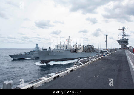 180228-N-EA 818-175 ATLANTIK (Feb. 28, 2018) USS Harry S. Truman (CVN 75), rechts, führt eine Auffüllung-auf-See mit usns Arktis (T-AOE8), in der Mitte und der norwegischen Marine Fregatte HNoMS Roald Amundsen (F311). Truman hat erfolgreich seine composite Trainingsgerät Übung (COMPTUEX) - Bescheinigung über die Harry S. Truman Carrier Strike Group für die Bereitstellung abgeschlossen. (U.S. Marine Foto von Mass Communication Specialist 2. Klasse Thomas Gooley/Freigegeben) Stockfoto