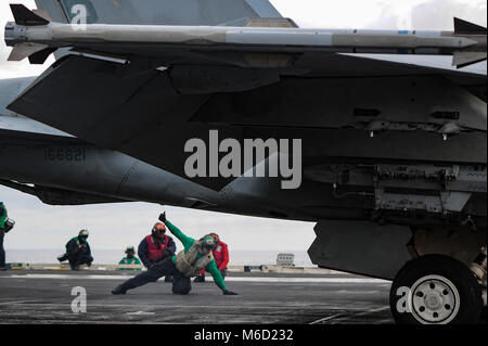 180228-N-NQ 487-162 ATLANTIK (Feb. 28, 2018) Segler Signal für den Start einer F/A-18E Super Hornet, zugeordnet zu den 'Knighthawks' Strike Fighter Squadron (VFA) 136, von Flight Deck während der flugbetrieb an Bord der USS Harry S. Truman (CVN 75). Truman hat erfolgreich seine composite Trainingsgerät Übung (COMPTUEX) - Bescheinigung über die Harry S. Truman Carrier Strike Group für die Bereitstellung abgeschlossen (U.S. Marine Foto von Mass Communication Specialist 3. Klasse Kaysee Lohmann/Freigegeben) Stockfoto