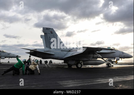 180228-N-NQ 487-033 ATLANTIK (Feb. 28, 2018) Segler Signal für den Start einer F/A-18E Super Hornet, zugeordnet zu den 'Knighthawks' Strike Fighter Squadron (VFA) 136, von der Flight Deck an Bord der USS Harry S. Truman (CVN 75). Truman hat erfolgreich seine composite Trainingsgerät Übung (COMPTUEX) - Bescheinigung über die Harry S. Truman Carrier Strike Group für die Bereitstellung abgeschlossen. (U.S. Marine Foto von Mass Communication Specialist 3. Klasse Kaysee Lohmann/Freigegeben) Stockfoto