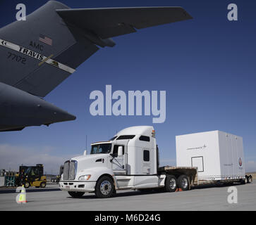 Flieger aus dem 21 Airlift Squadron und der 860Th Aircraft Maintenance Squadron bei Travis Air Force Base, Kalifornien, einem NASA-Raumsonde Einblick Last auf einem C-17 Globemaster III 28.02.2018, Lockheed Martin Space, Buckley Air Force Base, Colorado. Die Ausstattung war auf der Vandenberg Air Force Base, Calif., wo Sie die erste Raumsonde werden von der Westküste Startrampe zu starten. Der Start soll im Mai 2018 im Rahmen der Nasa-mission Insight unter die Oberfläche des Mars schauen und das Innere des Planeten untersuchen. (U.S. Air Force Foto von Senio Stockfoto