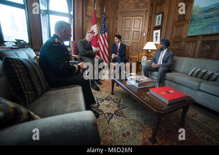 Justin Trudeau, Mitte rechts, Premierminister von Kanada, trifft mit US Marine Corps Gen. Joe Dunford, Mitte links, Vorsitzende des Generalstabs, Kanadische Gen. Jonathan Vance, Links, Kanadische Streitkräfte Chef der Verteidigung Personal und Harjit Singh Sajjan, rechts, kanadischen Minister für Nationale Verteidigung, in seinem Büro in das kanadische Parlament Gebäude, Ottawa, Kanada, 28.02.2018. Gen. Dunford wurde in Ottawa für Treffen mit hochrangigen kanadischen Beamten über die laufende Entwicklung des North American Aerospace Defense Command. (DoD Foto von U.S. Army Sgt. James K. McCann) Stockfoto