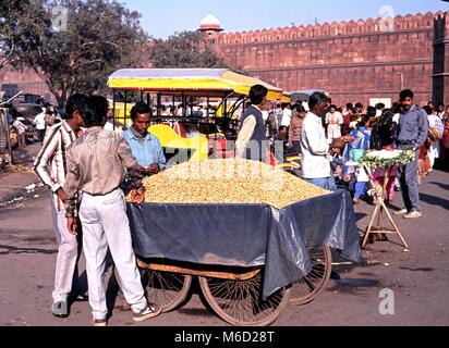 Am Straßenrand Gemüse- und Imbiss Stände und Verkäufer außerhalb des Red Fort, Delhi, Delhi Union, Indien. Stockfoto