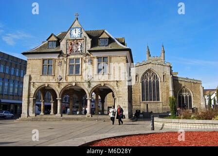 Die Guildhall in Cathedral Square mit der Kirche St. Johannes zu den hinteren, Cathedral Square, Peterborough, Cambridgeshire, England, UK, Westeuropa. Stockfoto