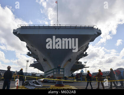 NAVAL BASE KITSAP - Bremerton, Washington (1. März 2018) US Navy Segler und Puget Sound Naval Shipyard und Intermediate Maintenance Facility (Psns - IWF) Arbeiter den Flugzeugträger USS Nimitz (CVN 68) aus seinem Heimathafen Pier in Bremerton, Washington, zu einem Trockendock in Psns - IWF, März 1, 2018. Der Nimitz befindet sich derzeit in der Vorbereitung für ein Docking geplante schrittweise Verfügbarkeit PSNS - IWF, wo das Schiff geplant sind, Wartung und Upgrades. (U.S. Marine Foto von Mass Communication Specialist 3. Klasse Ian Kinkead) Stockfoto