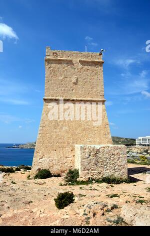 Ghajn Tuffieha Wachtturm mit Blick auf das Meer und die Klippen, Golden Bay, Malta, Europa. Stockfoto