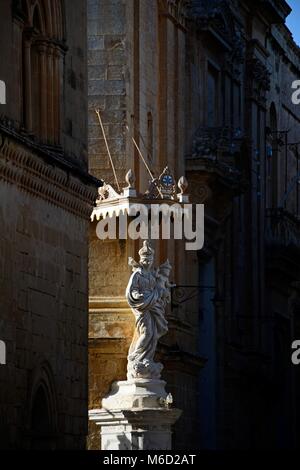 Statue in der Ecke der Kirche der Verkündigung, Mdina, Malta, Europa. Stockfoto