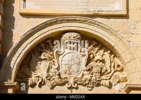 Wappen auf der Vorderseite des St Pauls Cathedral auch als Mdina Cathedral, Mdina, Malta, Europa bekannt. Stockfoto