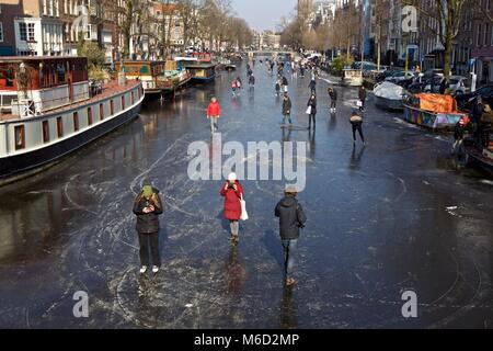 (180302) -- Amsterdam, 2. März 2018 (Xinhua) -- Menschen zu Fuß auf den zugefrorenen Prinsengracht nach mehreren Tagen des kalten Temperatur in Amsterdam, Niederlande, am 2. März 2018. (Xinhua / Sylvia Lederer) (zjl) Stockfoto