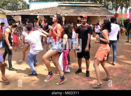 März 2, 2018 - Mumbai, Indien - Teilnehmer gesehen.. Tanzen während Holi Holi auch genannt als das Fest der Farben, Holi ist einer der beliebtesten Festivals in Indien gefeiert. Menschen Gulal bestreichen'' (farbige Pulver) bei Holi Feier in Mumbai. (Bild: © A Khan Holi 020318 DSC 7968.jpg /SOPA Bilder über ZUMA Draht) Stockfoto