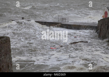 Dublin, Irland. 2 Mär, 2018. Meer Überspannungen über den Pier am Hafen Coliemore in Dalkey bei Flut in den Sturm Emma Red Alert Wetter Warnung in Dublin, Irland, Freitag, 2. März 2018 Credit: Doreen Kennedy/Alamy leben Nachrichten Stockfoto