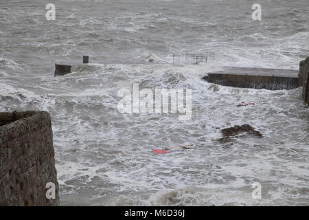 Dublin, Irland. 2 Mär, 2018. Meer Überspannungen über den Pier am Hafen Coliemore in Dalkey bei Flut in den Sturm Emma Red Alert Wetter Warnung in Dublin, Irland, Freitag, 2. März 2018 Credit: Doreen Kennedy/Alamy leben Nachrichten Stockfoto