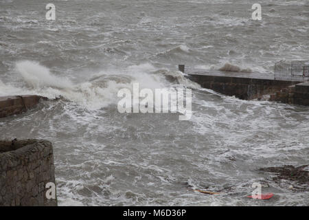 Dublin, Irland. 2 Mär, 2018. Meer Überspannungen über den Pier am Hafen Coliemore in Dalkey bei Flut in den Sturm Emma Red Alert Wetter Warnung in Dublin, Irland, Freitag, 2. März 2018 Credit: Doreen Kennedy/Alamy leben Nachrichten Stockfoto