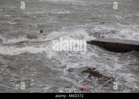 Dublin, Irland. 2 Mär, 2018. Meer Überspannungen über den Pier am Hafen Coliemore in Dalkey bei Flut in den Sturm Emma Red Alert Wetter Warnung in Dublin, Irland, Freitag, 2. März 2018 Credit: Doreen Kennedy/Alamy leben Nachrichten Stockfoto