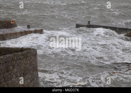 Dublin, Irland. 2 Mär, 2018. Meer Überspannungen über den Pier am Hafen Coliemore in Dalkey bei Flut in den Sturm Emma Red Alert Wetter Warnung in Dublin, Irland, Freitag, 2. März 2018 Credit: Doreen Kennedy/Alamy leben Nachrichten Stockfoto