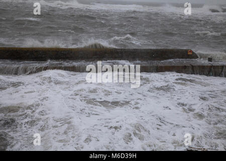 Dublin, Irland. 2 Mär, 2018. Meer Überspannungen über den Pier am Hafen Coliemore in Dalkey bei Flut in den Sturm Emma Red Alert Wetter Warnung in Dublin, Irland, Freitag, 2. März 2018 Credit: Doreen Kennedy/Alamy leben Nachrichten Stockfoto