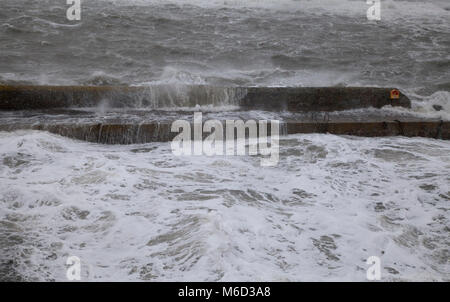 Dublin, Irland. 2 Mär, 2018. Meer Überspannungen über den Pier am Hafen Coliemore in Dalkey bei Flut in den Sturm Emma Red Alert Wetter Warnung in Dublin, Irland, Freitag, 2. März 2018 Credit: Doreen Kennedy/Alamy leben Nachrichten Stockfoto