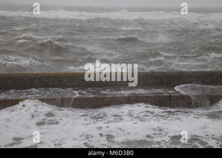 Dublin, Irland. 2 Mär, 2018. Meer Überspannungen über den Pier am Hafen Coliemore in Dalkey bei Flut in den Sturm Emma Red Alert Wetter Warnung in Dublin, Irland, Freitag, 2. März 2018 Credit: Doreen Kennedy/Alamy leben Nachrichten Stockfoto