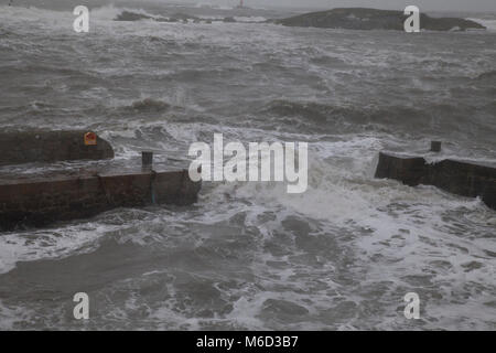 Dublin, Irland. 2 Mär, 2018. Meer Überspannungen über den Pier am Hafen Coliemore in Dalkey bei Flut in den Sturm Emma Red Alert Wetter Warnung in Dublin, Irland, Freitag, 2. März 2018 Credit: Doreen Kennedy/Alamy leben Nachrichten Stockfoto