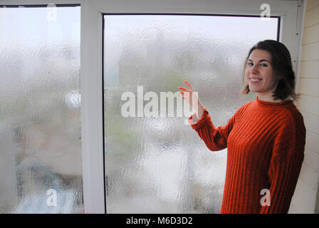 Portland, Dorset. 2. März 2018 - Gefrierender Regen hit Fortuneswell, Isle of Portland, Übernachtung. Sophie, 22, erwachte bei Windows mit einem Blatt des Eises Kredit abgedeckt: stuart Hartmut Ost/Alamy leben Nachrichten Stockfoto