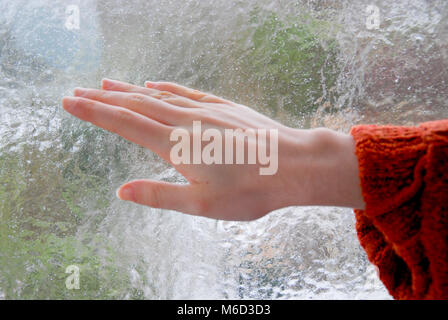 Portland, Dorset. 2. März 2018 - Gefrierender Regen hit Fortuneswell, Isle of Portland, Übernachtung. Sophie, 22, erwachte bei Windows mit einem Blatt des Eises Kredit abgedeckt: stuart Hartmut Ost/Alamy leben Nachrichten Stockfoto