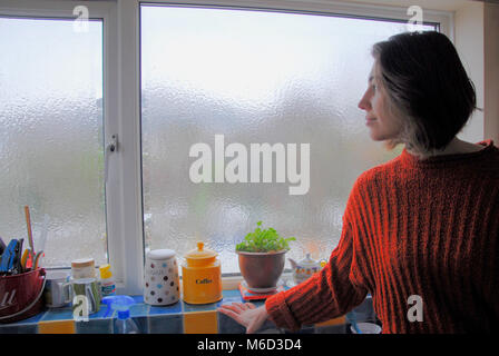 Portland, Dorset. 2. März 2018 - Gefrierender Regen hit Fortuneswell, Isle of Portland, Übernachtung. Sophie, 22, erwachte bei Windows mit einem Blatt des Eises Kredit abgedeckt: stuart Hartmut Ost/Alamy leben Nachrichten Stockfoto