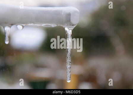 Portland, Dorset. 2. März 2018 - Gefrierender Regen hit Fortuneswell, Isle of Portland, Übernachtung. wo Eiszapfen an Tür geformte Handgriffe Credit: stuart Hartmut Ost/Alamy leben Nachrichten Stockfoto