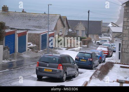 Portland, Dorset. 2. März 2018 - Gefrierender Regen hit Fortuneswell, Isle of Portland, Übernachtung. Straßen und Fußwege sind, bedeckt mit Eis von Morgen und Einwohner in ihren Häusern Kredit eingeschlossen: stuart Hartmut Ost/Alamy leben Nachrichten Stockfoto