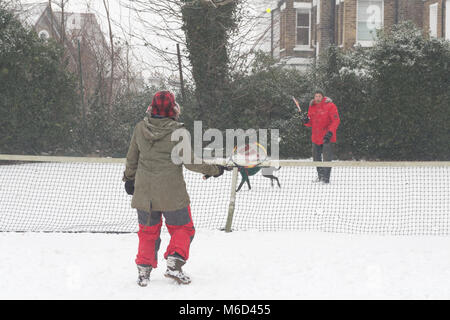 Gravesend, Vereinigtes Königreich. 2. März, 2018. Ein paar spielt Tennis im Schnee in Gravesend in Kent. Frischer Schnee hat in Gravesend am Nachmittag gefallen. Rob Powell/Alamy leben Nachrichten Stockfoto