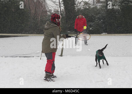 Gravesend, Vereinigtes Königreich. 2. März, 2018. Ein paar spielt Tennis im Schnee in Gravesend in Kent. Frischer Schnee hat in Gravesend am Nachmittag gefallen. Rob Powell/Alamy leben Nachrichten Stockfoto