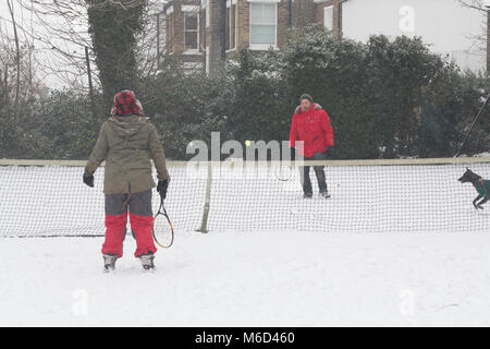 Gravesend, Vereinigtes Königreich. 2. März, 2018. Ein paar spielt Tennis im Schnee in Gravesend in Kent. Frischer Schnee hat in Gravesend am Nachmittag gefallen. Rob Powell/Alamy leben Nachrichten Stockfoto