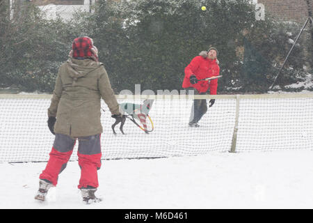 Gravesend, Vereinigtes Königreich. 2. März, 2018. Ein paar spielt Tennis im Schnee in Gravesend in Kent. Frischer Schnee hat in Gravesend am Nachmittag gefallen. Rob Powell/Alamy leben Nachrichten Stockfoto