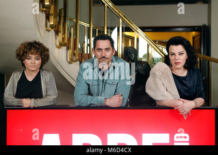 Paco Leon, Schauspielerin Debi Mazar und Anna Rodriguez Costa auf dem Set von "Arde Madrid in Madrid, am Freitag, dem 2. März 2018 Credit: Gtres Información más Comuniación auf Linie, S.L./Alamy leben Nachrichten Stockfoto