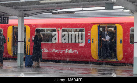 Clapham Junction, London, UK. 2. März, 2018. South Western Railway berät die Passagiere nicht zu reisen wegen der widrigen Bedingungen. Waterloo Station wird von 8:00 Uhr. Credit: Ian Stewart/Alamy leben Nachrichten Stockfoto