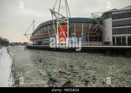 Cardiff, Wales, UK. 2. März 2018. Der Fluss Taff friert neben dem Fürstentum, das Stadion in CardiffFollowing eine Nacht mit starkem Schneefall und Blizzard Bedingungen. Cardiff hat eine rote Wetterwarnung wegen Sturm Emma gegeben, auch bekannt als das Tier aus dem Osten. Weitere Schnee und schlechtes Wetter ist die ganze Nacht prognostiziert. Credit: Haydn Denman/Alamy leben Nachrichten Stockfoto