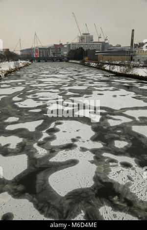 Cardiff, Wales, UK. 2. März 2018. Der Fluss Taff friert neben dem Fürstentum, das Stadion in CardiffFollowing eine Nacht mit starkem Schneefall und Blizzard Bedingungen. Cardiff hat eine rote Wetterwarnung wegen Sturm Emma gegeben, auch bekannt als das Tier aus dem Osten. Weitere Schnee und schlechtes Wetter ist die ganze Nacht prognostiziert. Credit: Haydn Denman/Alamy leben Nachrichten Stockfoto