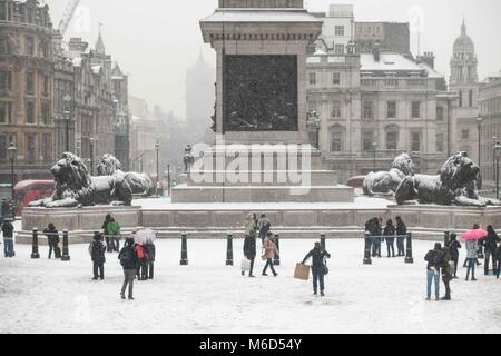 London, Großbritannien. 02 Mär, 2018. London, 2. März 2018: Starker Schneefall in Trafalgar Square Central London. Credit: Claire Doherty/Alamy leben Nachrichten Stockfoto